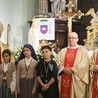 Bp Roman Pindel, ks. Jacek Gracz i ks. Bartosz Łacek z dziećmi fatimskimi po pierwszej procesji z nową figurą Matki Bożej