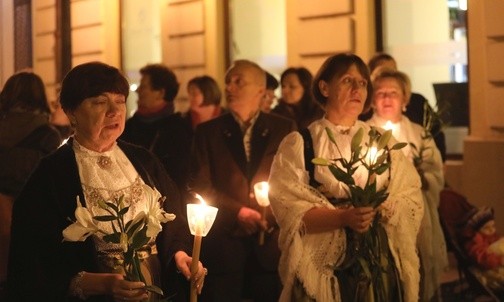 Procesja ze świecami zgromadziła wielu wiernych cieszyńskiej parafii św. Marii Magdaleny