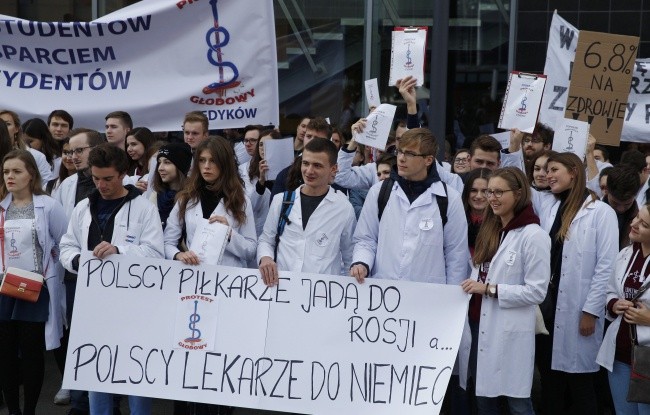 Lekarze rezydenci złożyli w kancelarii Beaty Szydło pismo ze swoimi postulatami