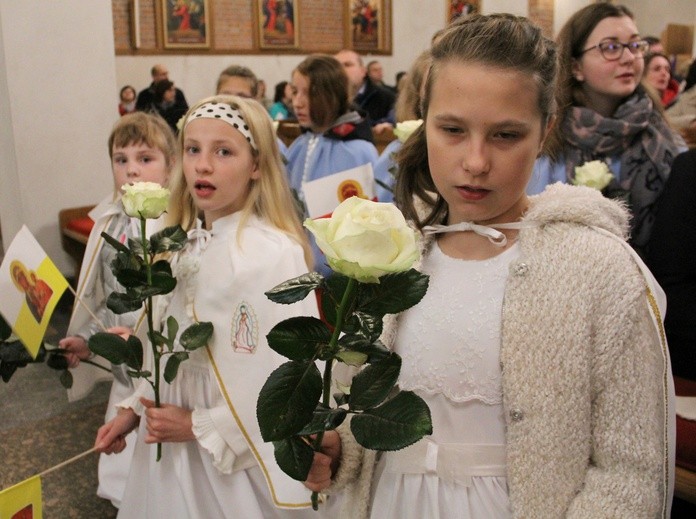 Dzieci powitały Matkę Bożą białymi różami