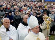 W dniu Różańca do Granic bp Henryk Tomasik modlił się w Wysokim Kole w sanktuarium MB Różańcowej na 10. pielgrzymce Kół Żywego Różańca