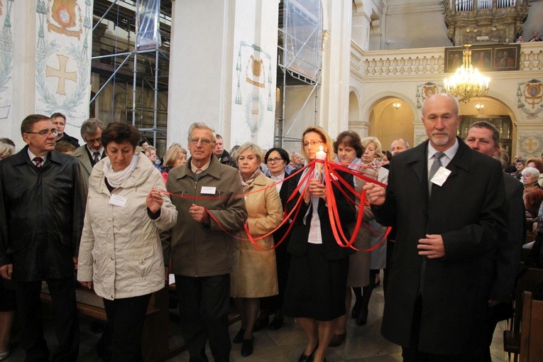 W procesji z darami uczestnicy kongresu zanieśli świecę ze wstęgami symbolizującymi każdą ze wspólnot Odnowy w diecezji