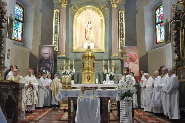 Święci Jan Paweł II i Maksymilian Kolbe w Muszynie