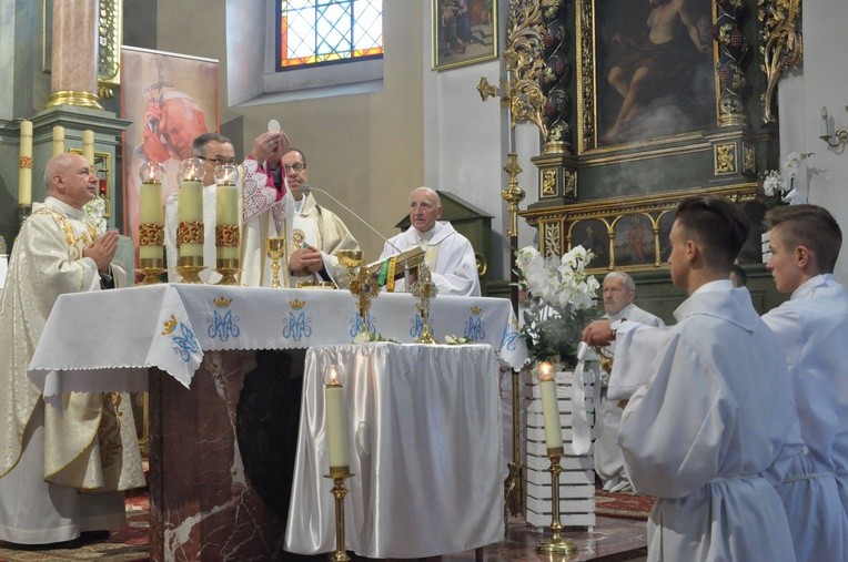 Święci Jan Paweł II i Maksymilian Kolbe w Muszynie
