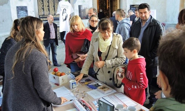 Kiermasz gadżetów i publikacji z okazji 250. rocznicy kanonizacji św. Jana Kantego