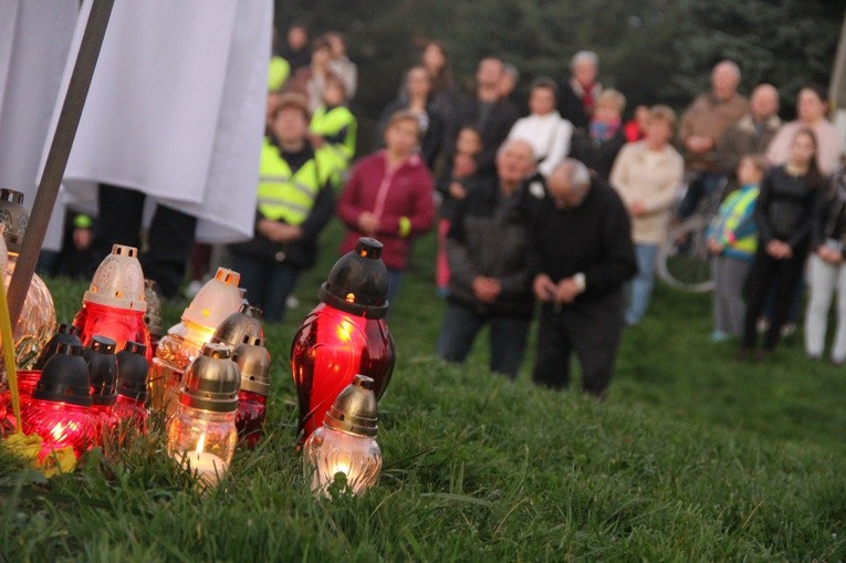 Procesja różańcowa do Jana Pawła II