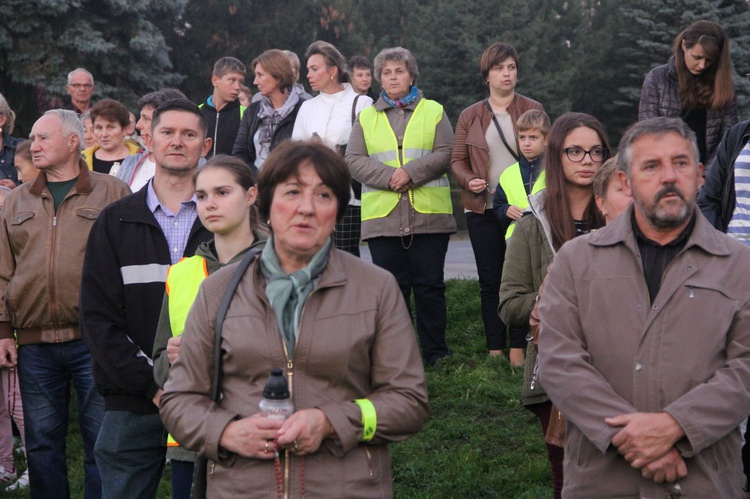 Procesja różańcowa do Jana Pawła II