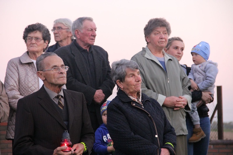 Procesja różańcowa do Jana Pawła II