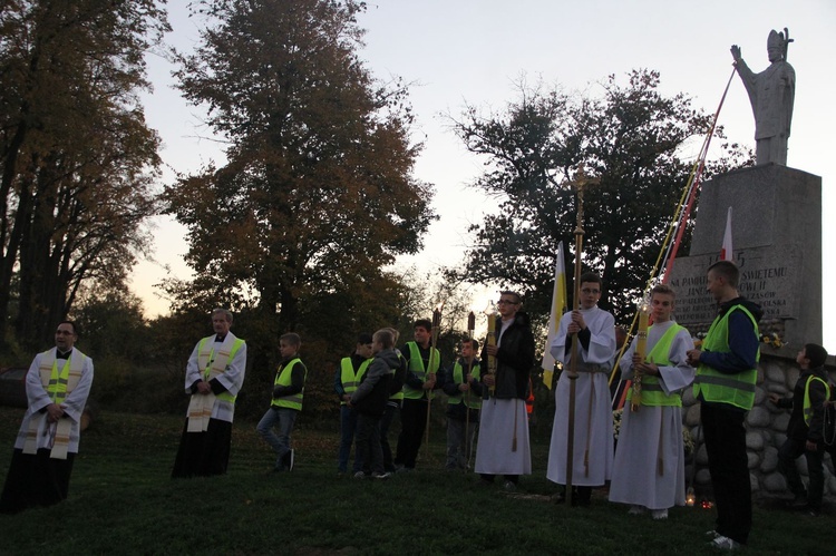 Procesja różańcowa do Jana Pawła II