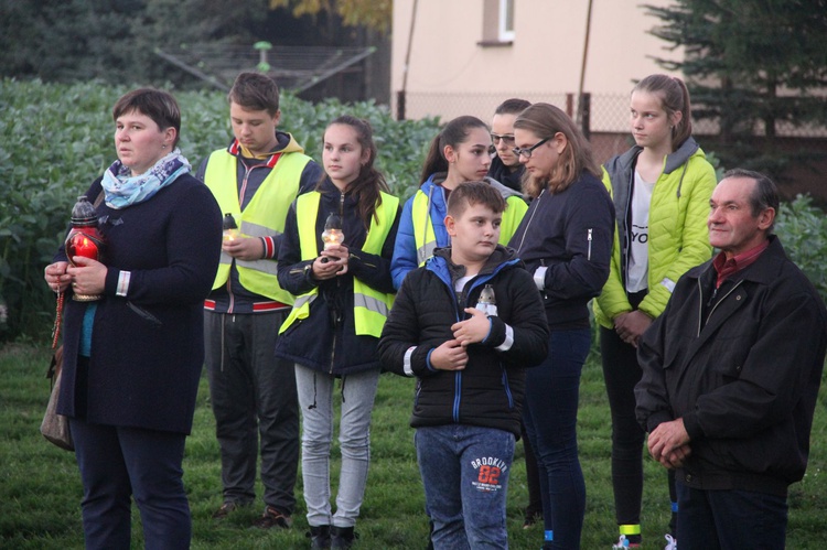 Procesja różańcowa do Jana Pawła II