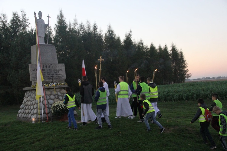 Procesja różańcowa do Jana Pawła II