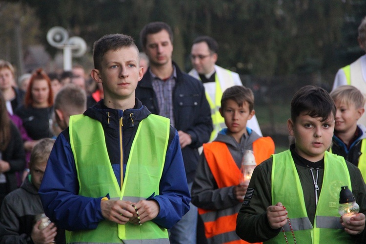 Procesja różańcowa do Jana Pawła II