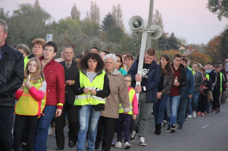 Procesja różańcowa do Jana Pawła II