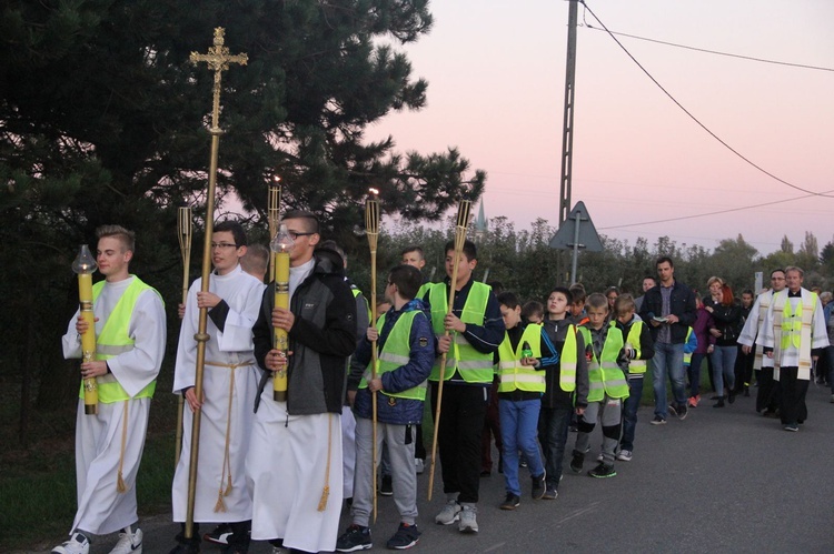 Procesja różańcowa do Jana Pawła II