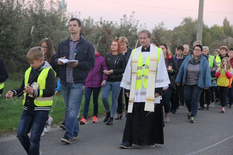 Procesja różańcowa do Jana Pawła II