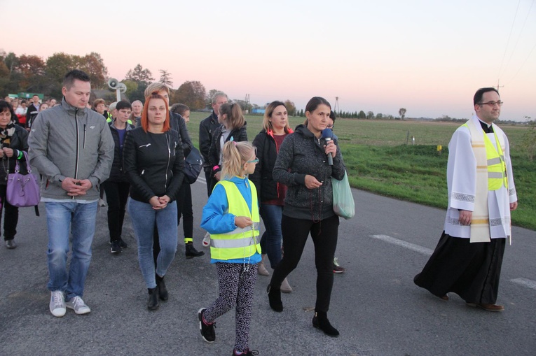 Procesja różańcowa do Jana Pawła II