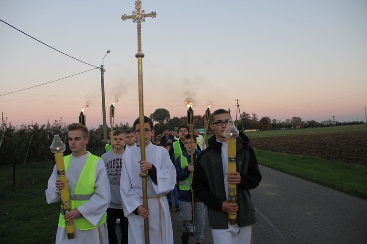 Procesja różańcowa do Jana Pawła II