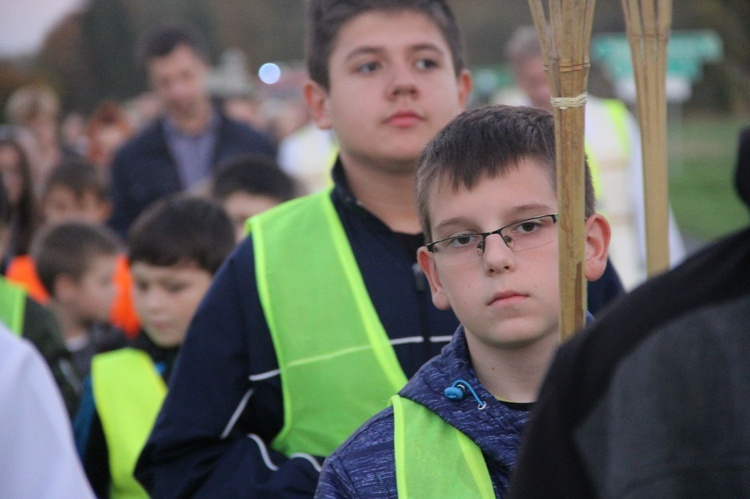 Procesja różańcowa do Jana Pawła II