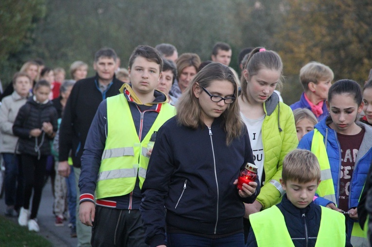 Procesja różańcowa do Jana Pawła II