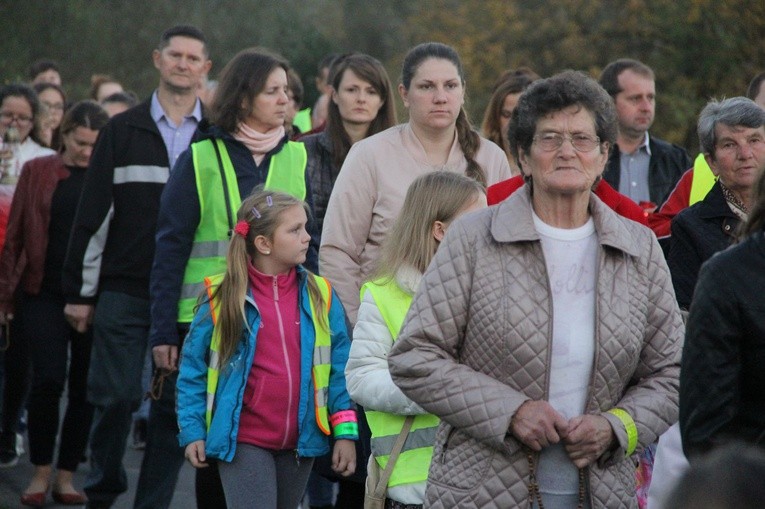 Procesja różańcowa do Jana Pawła II