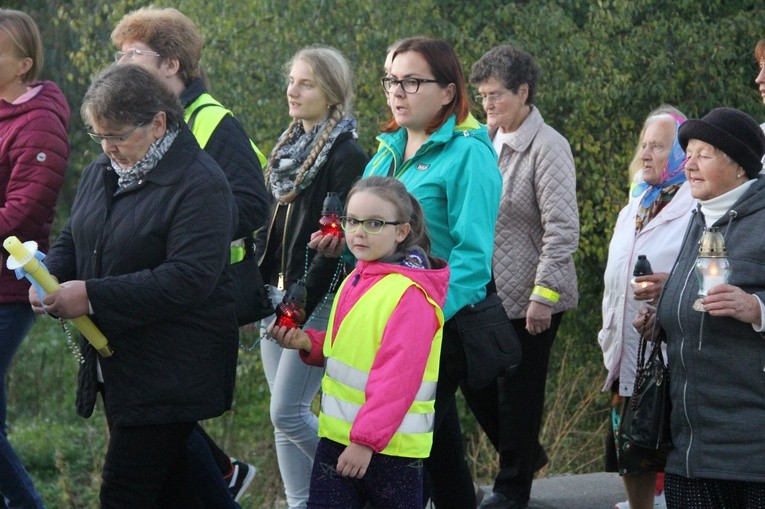 Procesja różańcowa do Jana Pawła II