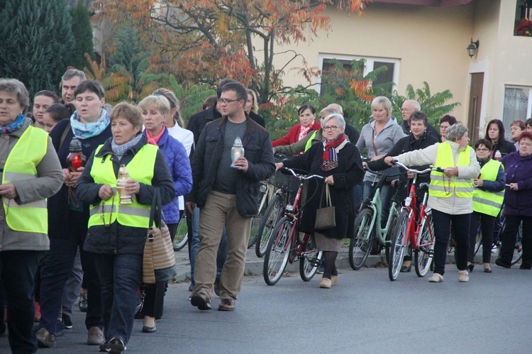 Procesja różańcowa do Jana Pawła II