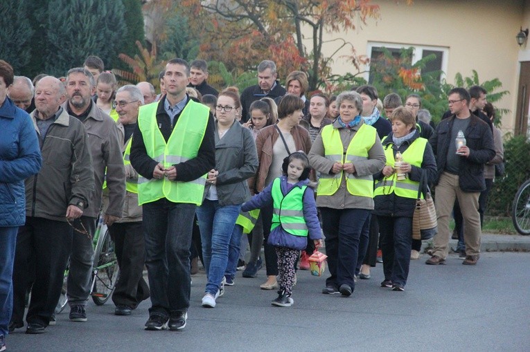 Procesja różańcowa do Jana Pawła II