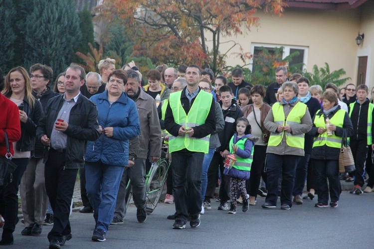 Procesja różańcowa do Jana Pawła II