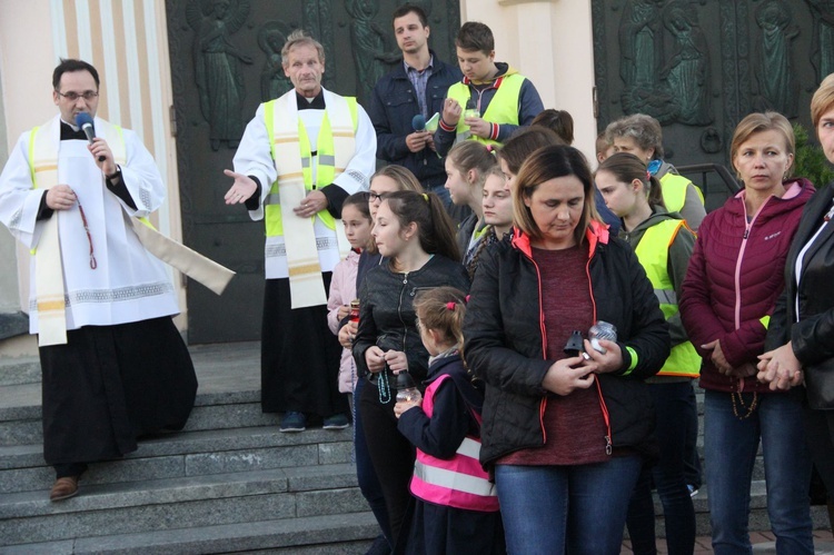 Procesja różańcowa do Jana Pawła II