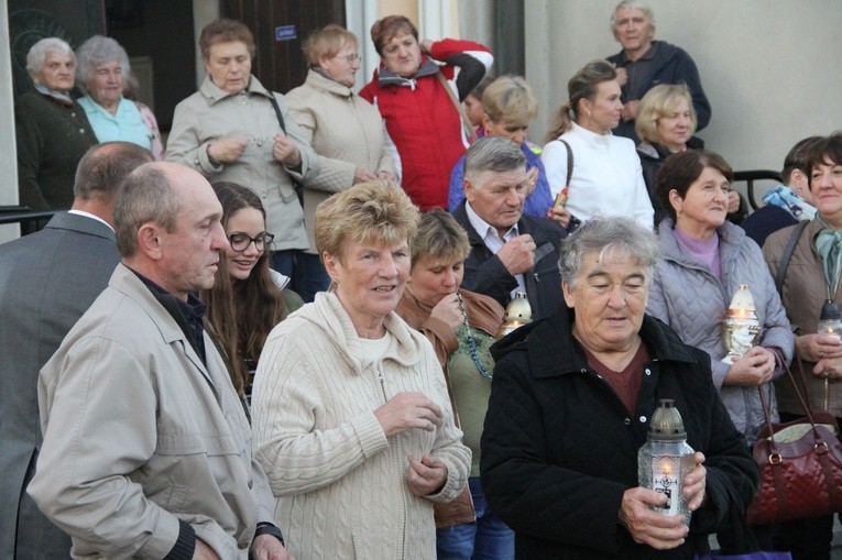 Procesja różańcowa do Jana Pawła II