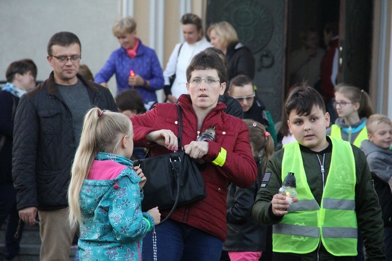 Procesja różańcowa do Jana Pawła II