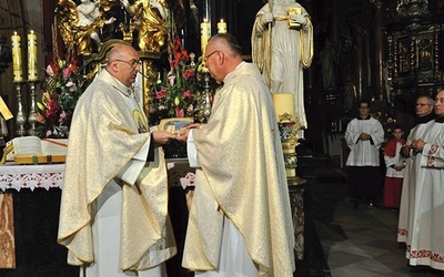 Kustosz sanktuarium przekazał proboszczowi parafii stosowne dokumenty.