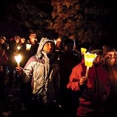 Pielgrzymi podczas Procesji Światła  na polanickich wzgórzach.