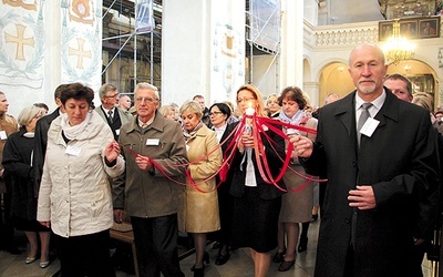 Procesja z symboliczną świecą.