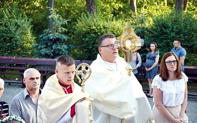 Święte dzieci uczestniczyły także w procesji podczas oktawy Bożego Ciała w Międzyborowie.