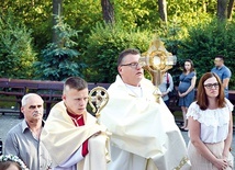 Święte dzieci uczestniczyły także w procesji podczas oktawy Bożego Ciała w Międzyborowie.