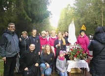 Grupa z „pijarskiej” przy figurze Matki Bożej.