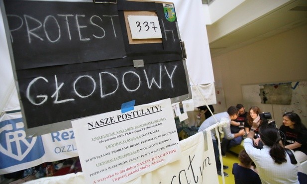 Bochenek: Zgadzamy się z postulatami protestujących lekarzy