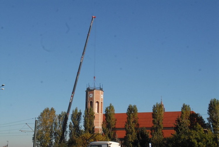 Zwieńczanie wieży kościoła MB Dobrej Rady w Krakowie-Prokocimiu