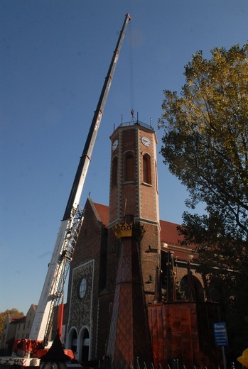 Zwieńczanie wieży kościoła MB Dobrej Rady w Krakowie-Prokocimiu
