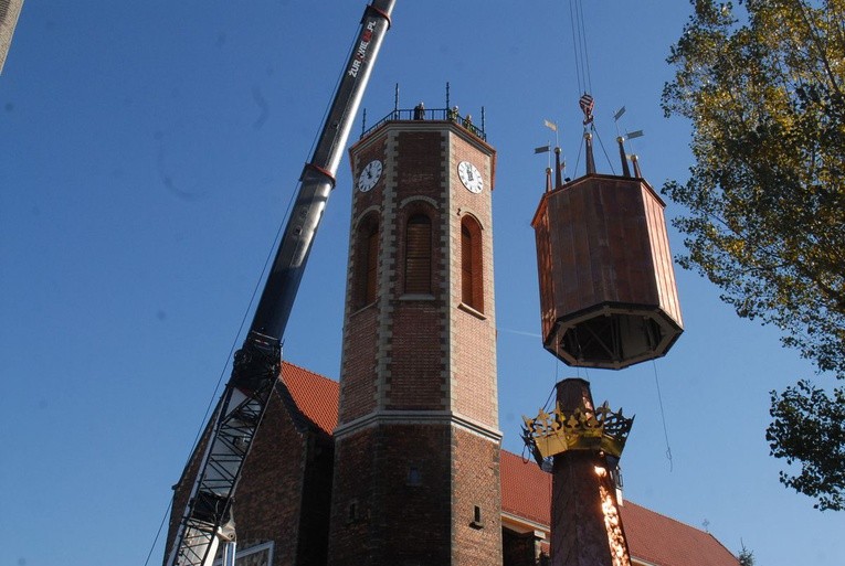 Zwieńczanie wieży kościoła MB Dobrej Rady w Krakowie-Prokocimiu
