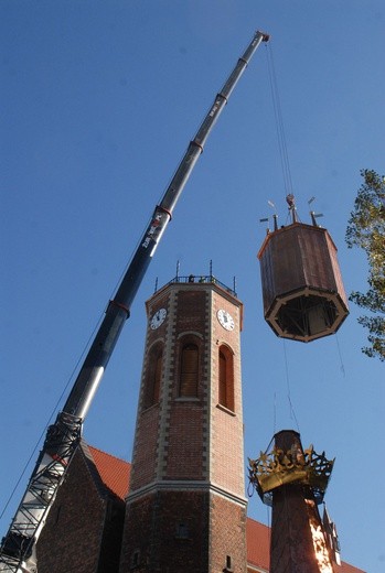 Zwieńczanie wieży kościoła MB Dobrej Rady w Krakowie-Prokocimiu