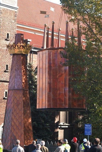 Zwieńczanie wieży kościoła MB Dobrej Rady w Krakowie-Prokocimiu