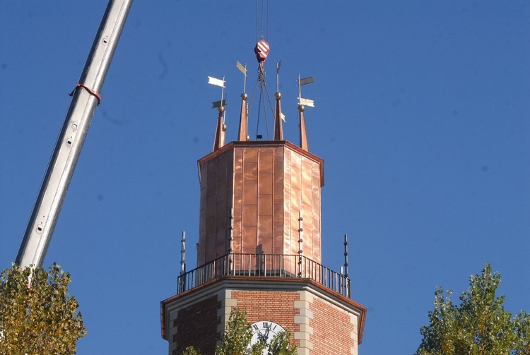 Zwieńczanie wieży kościoła MB Dobrej Rady w Krakowie-Prokocimiu