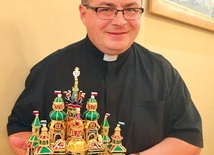 Ks. Mirosław w Chicago współpracuje z tamtejszym Stowarzyszeniem Miłośników Krakowa, które promuje  m.in. szopki z grodu Kraka.