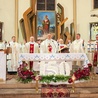 Dziękczynną Mszę św. koncelebrowali księża pochodzący z parafii  św. Mikołaja. 