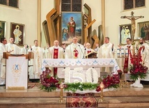Dziękczynną Mszę św. koncelebrowali księża pochodzący z parafii  św. Mikołaja. 