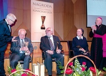 Gratulacje nagrodzonym składał podczas gali w Filharmonii Koszalińskiej bp Paweł Cieślik. 