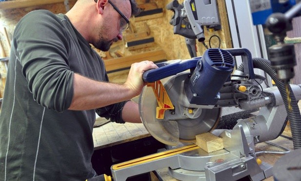 Piłowanie, szlifowanie, uderzanie młota o kowadło. Hałas?  – To piękne dźwięki  – mówi Jacek Szuba, pasjonat majsterkowania.