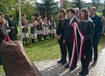 Do tej pory bohaterów upamiętniał krzyż stojący przy  ul. Warszawskiej. Teraz również głaz stojący na placu szkolnym.